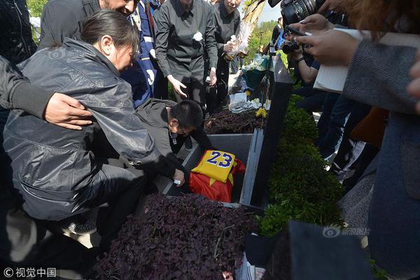 陈水扁在“独派”餐会高歌，抗议民众愤怒大喊：关起来