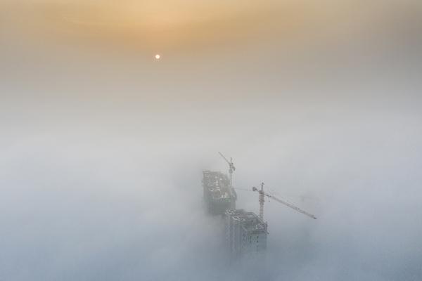 巴黎埃菲尔铁塔被闪电击中 摄影师拍下震撼一幕