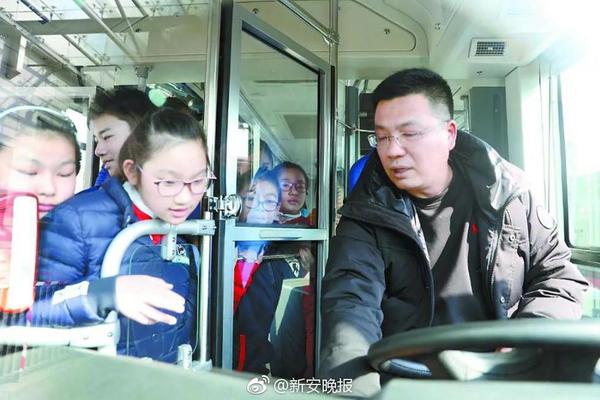 河南一公交车事故，20多乘客受伤，司机签字时吞下事故勘测图。