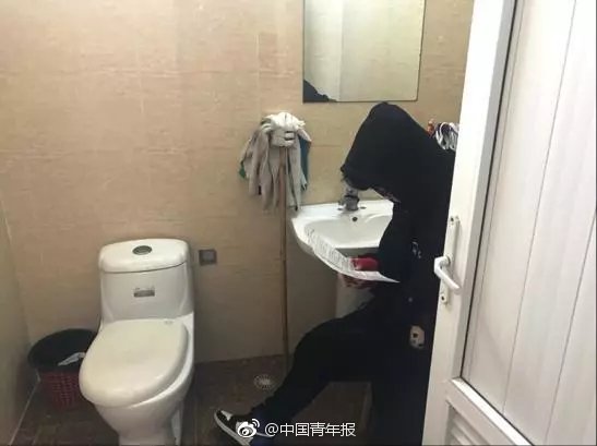 南京一逃犯看到墙上张贴自己的照片得意狂笑被抓，他看到的是通缉令。