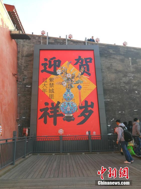 南京一逃犯看到墙上张贴自己的照片得意狂笑被抓，他看到的是通缉令。