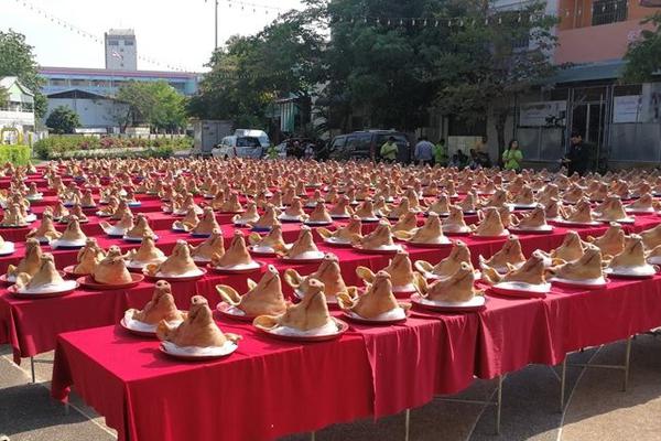 陈水扁在“独派”餐会高歌，抗议民众愤怒大喊：关起来
