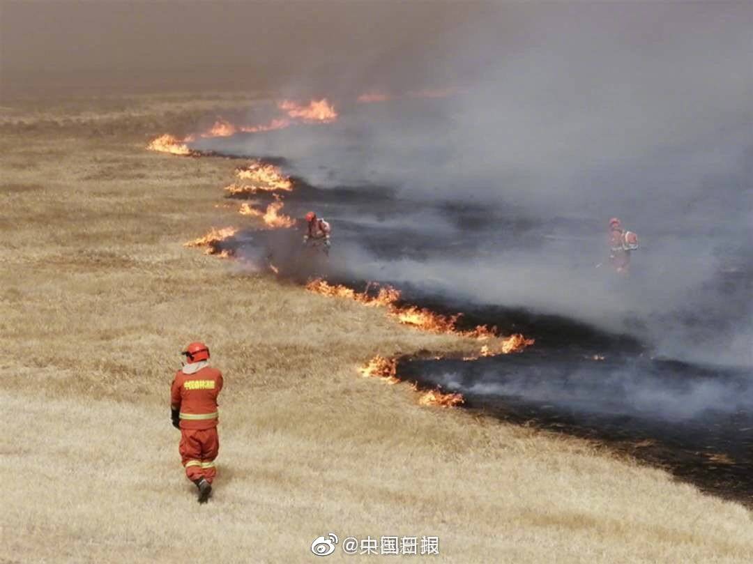 内蒙古呼伦贝尔市陈巴尔虎旗哈达图地区发生草原火灾