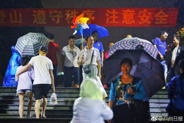 北京发生山洪灾害 铲车翻倒4人被困