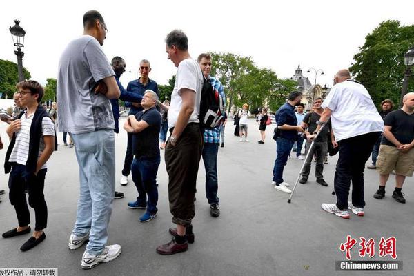 中国旅行团在巴黎遭抢劫 受害者被喷射催泪瓦斯