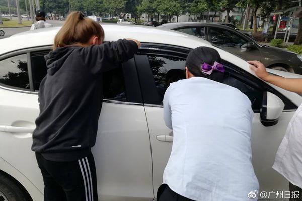 两名女孩坐行驶的宝马车顶划拳被罚20元 网友：处罚太轻