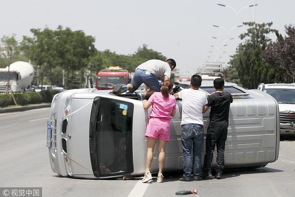 河南一公交车事故，20多乘客受伤，司机签字时吞下事故勘测图。